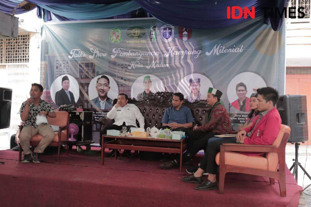 Dirut PD Pasar bersama perwakilan mahasiswa dalam talk show Kampung Millennial (IDN Times/Yurika Febrianti)