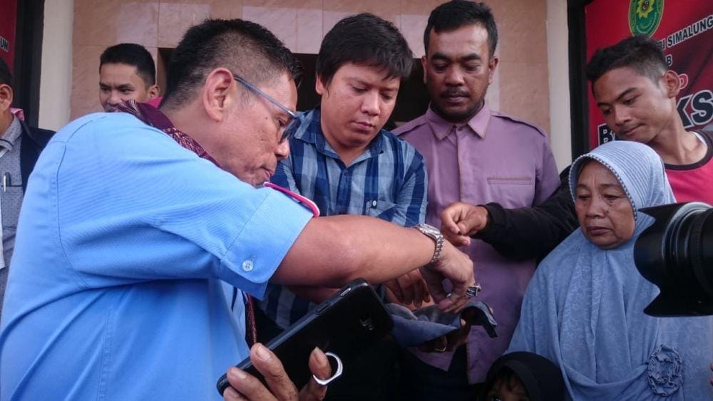 Istri dan anak Kakek Samirin bersama Hinca Pandjaitan (IDN Times/Patiar Manurung)