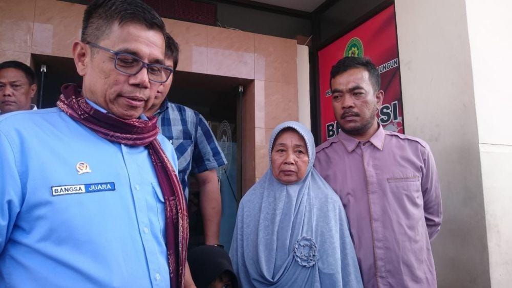 Istri dan anak Kakek Samirin bersama Hinca Pandjaitan (IDN Times/Patiar Manurung)