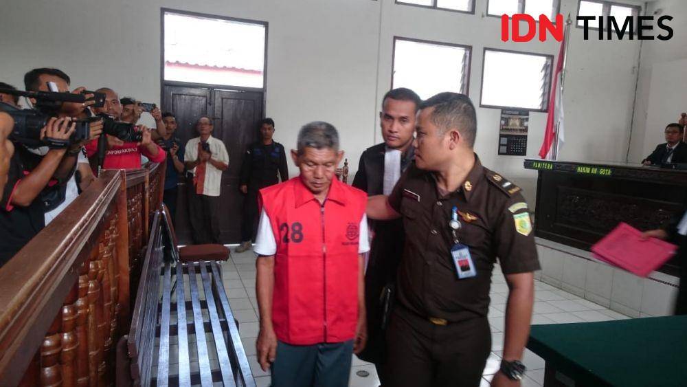 Kakek Samirin, pria 69 tahun yang mencuri getah di perkebunan akhirnya divonis bebas (IDN Times/Patiar Manurung)