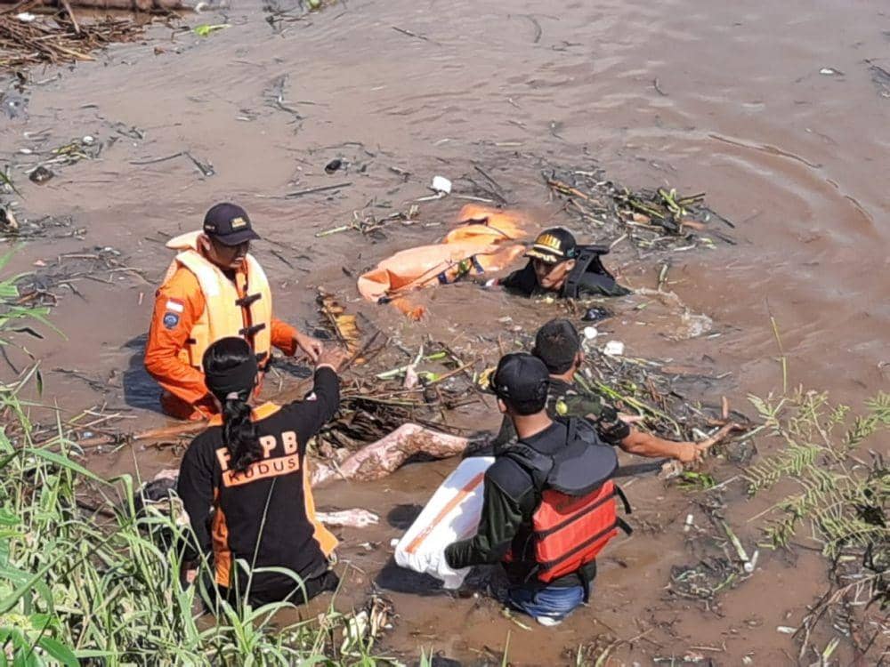 Korban warga Desa Papringan Kecamatan Kaliwungu ditemukan meninggal dunia di Jembatan Kecamatan Welahan, Kamis (16/1). BPBD Kudus