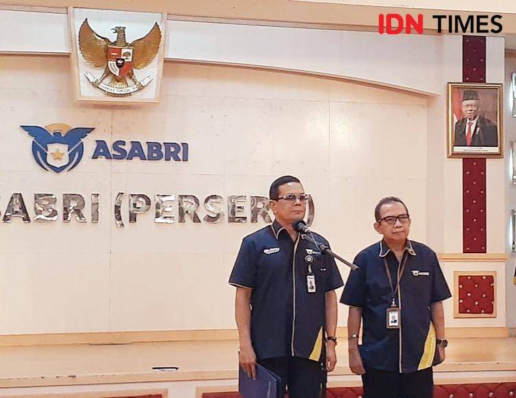Dirut PT Asabri, Sonny Widjaja (kiri) bersama Direktur SDM dan Umum Herman Hidayat. (IDN Times/Hana Adi Perdana)