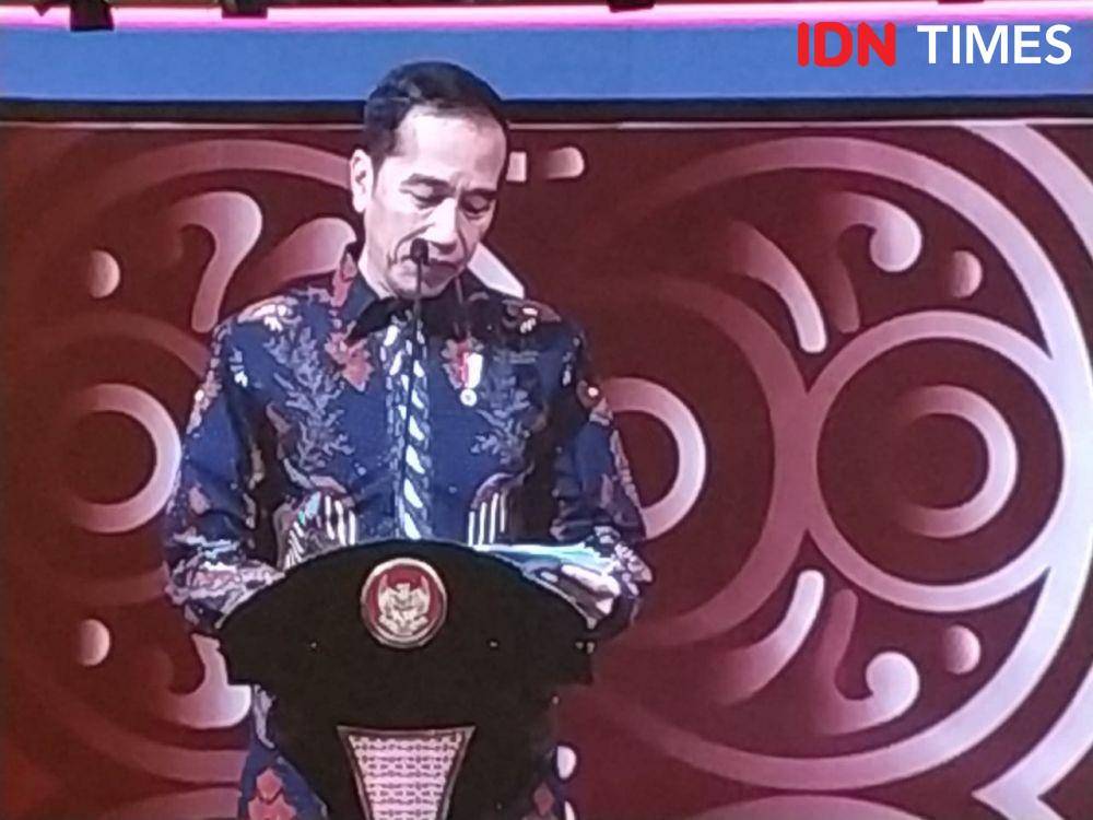 Jokowi memberikan sambutan dalam acara Pertemuan Tahunan Industri Jasa Keuangan (IDN Times/Auriga Agustina)