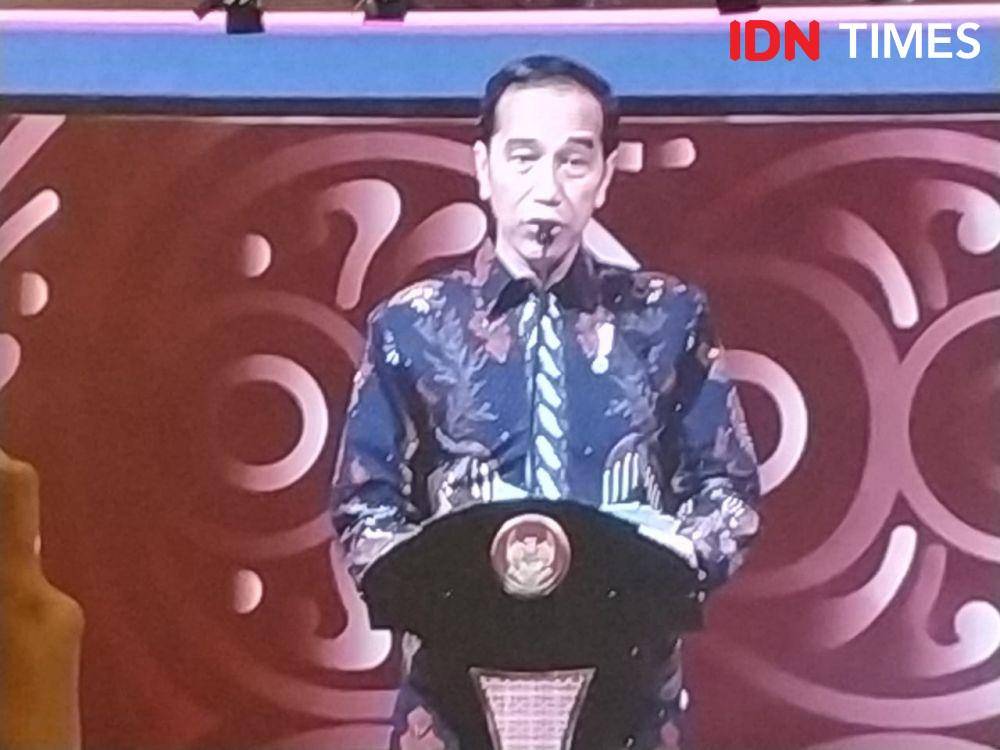 Jokowi memberikan sambutan dalam acara Pertemuan Tahunan Industri Jasa Keuangan (IDN Times/Auriga Agustina)