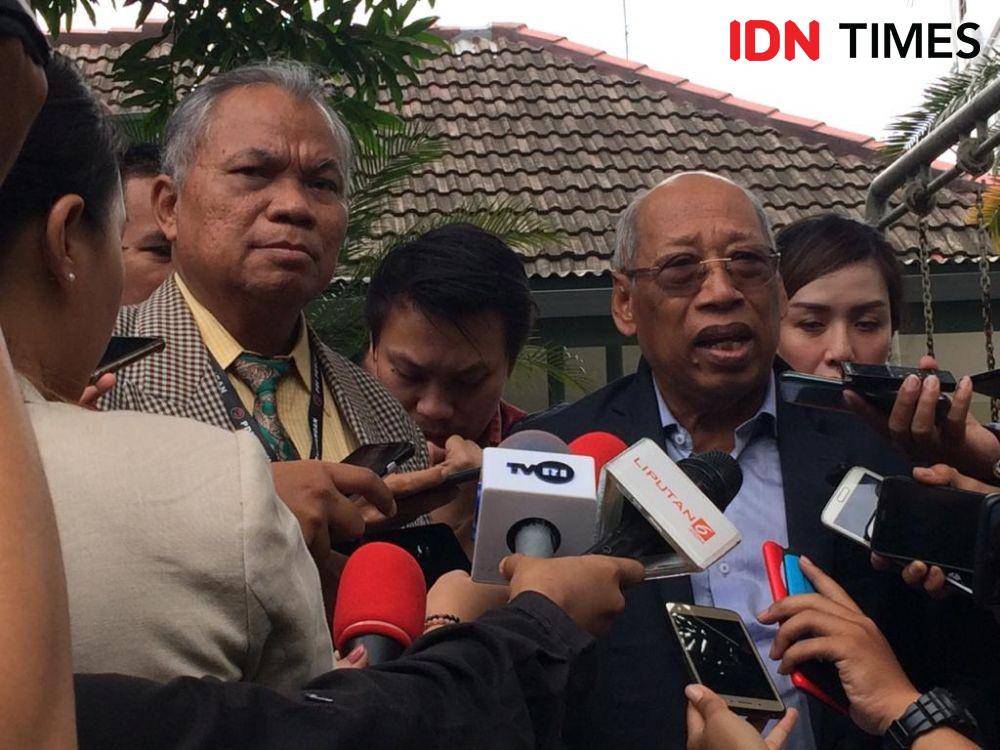 Ketua Tim Hukum PDIP I Wayan Sudirta (kanan), bersama anggota tim hukum Teguh Samudera (kiri). (IDN Times/Irfan Fathurohman)