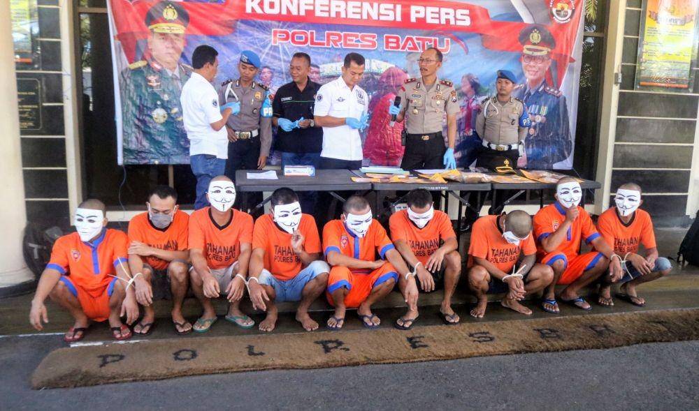 Para tersangka kasus peredaran narkoba di kota Batu. IDN Times/ Alfi Ramadana