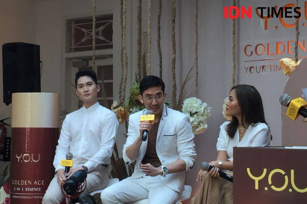 (Ki-ka) Dickson Leo (Brand Director Y.O.U), dr. Haekal Anshari,M. Biomed (AAM), Rachel Goddard (Beauty Blogger) saat peluncuran skincare Y.O.U Golden Age. 16 Januari 2020. IDNTimes/Nadin Azani