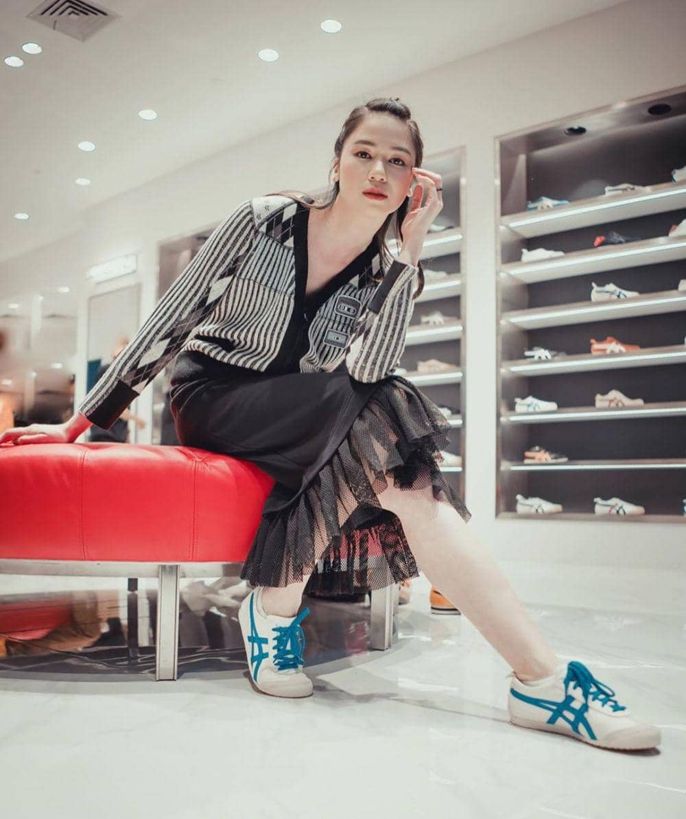 instagram.com/laurabas