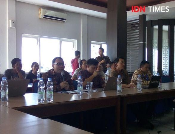 Kepala Kantor Perwakilan BI Purwokerto, Agus Chusaini (memegang mikrofon) menjelaskan arah kebijakan BI tahun 2020 di ruang pertemuan, Kamis (16/1). IDN Times/Rudal Afgani