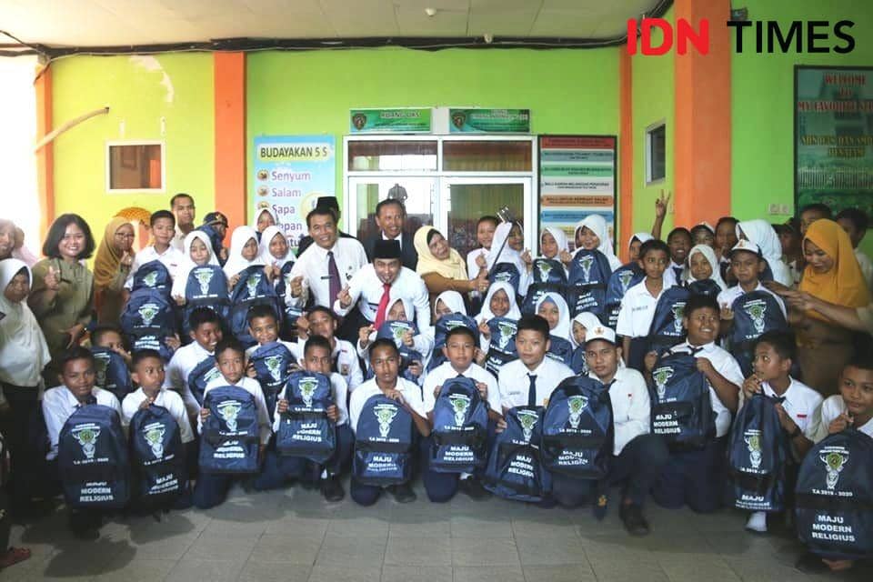 Bupati PPU, Abdul Gafur Masud saat bersama siswa penerima seragam gratis (IDN Times istimewa)