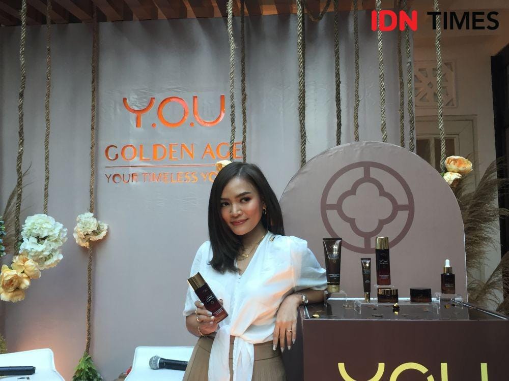 Rachel Goddard berfoto dengan produk skincare Y.O.U.16 Januari 2020. IDNTimes/Nadin Azani