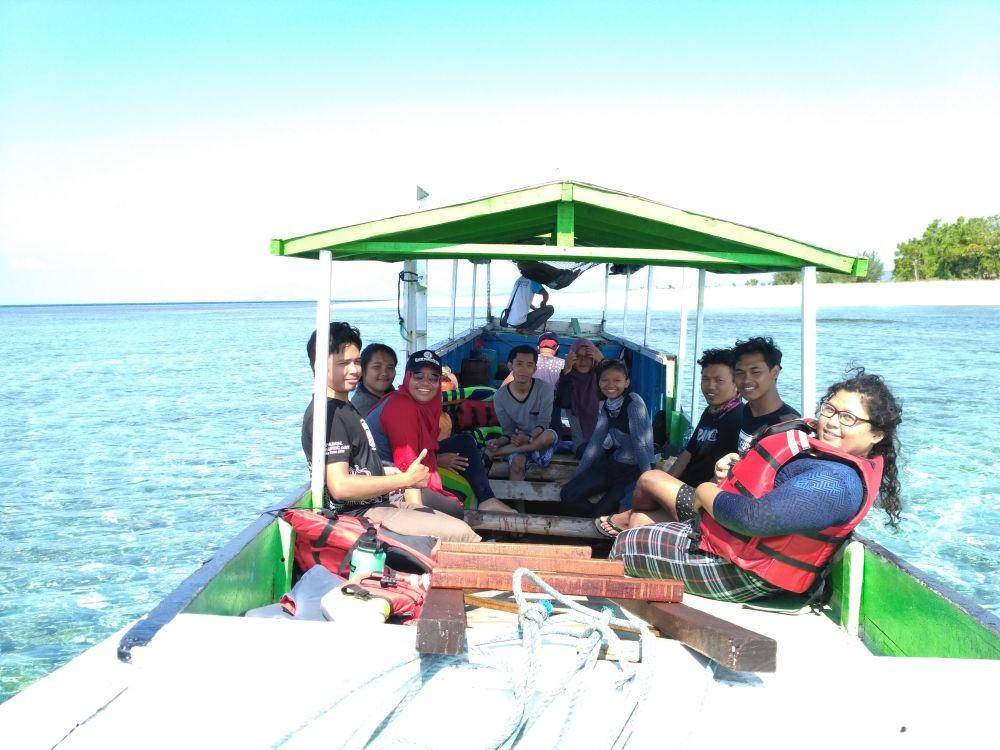 Wisatawan yang menggunakan perahu kecil milik nelayan lokal untuk perjalanan menuju Pulau Tabuhan. IDN Times/Mohamad Ulil Albab
