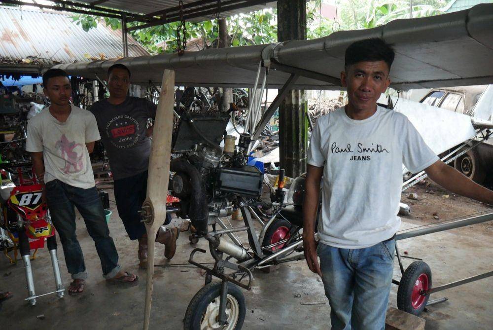 Haerul, warga Kabupaten Pinrang Sulawesi Selatan, bersama dengan pesawat buatannya. IDN Times/Istimewa