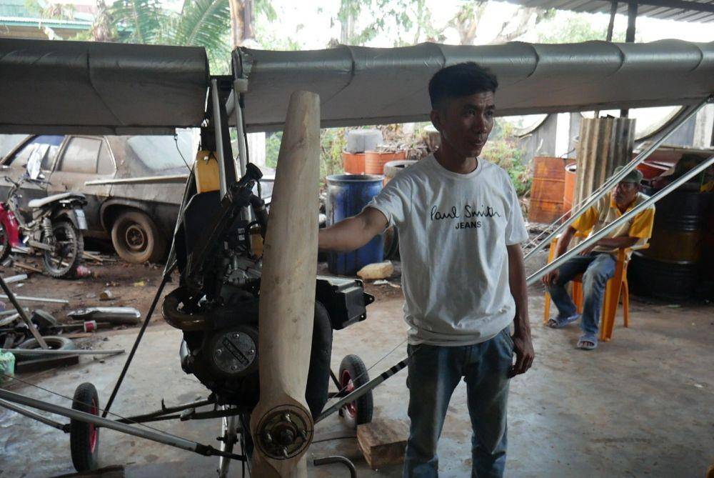 Haerul, warga Kabupaten Pinrang Sulawesi Selatan, bersama dengan pesawat buatannya. IDN Times/Istimewa