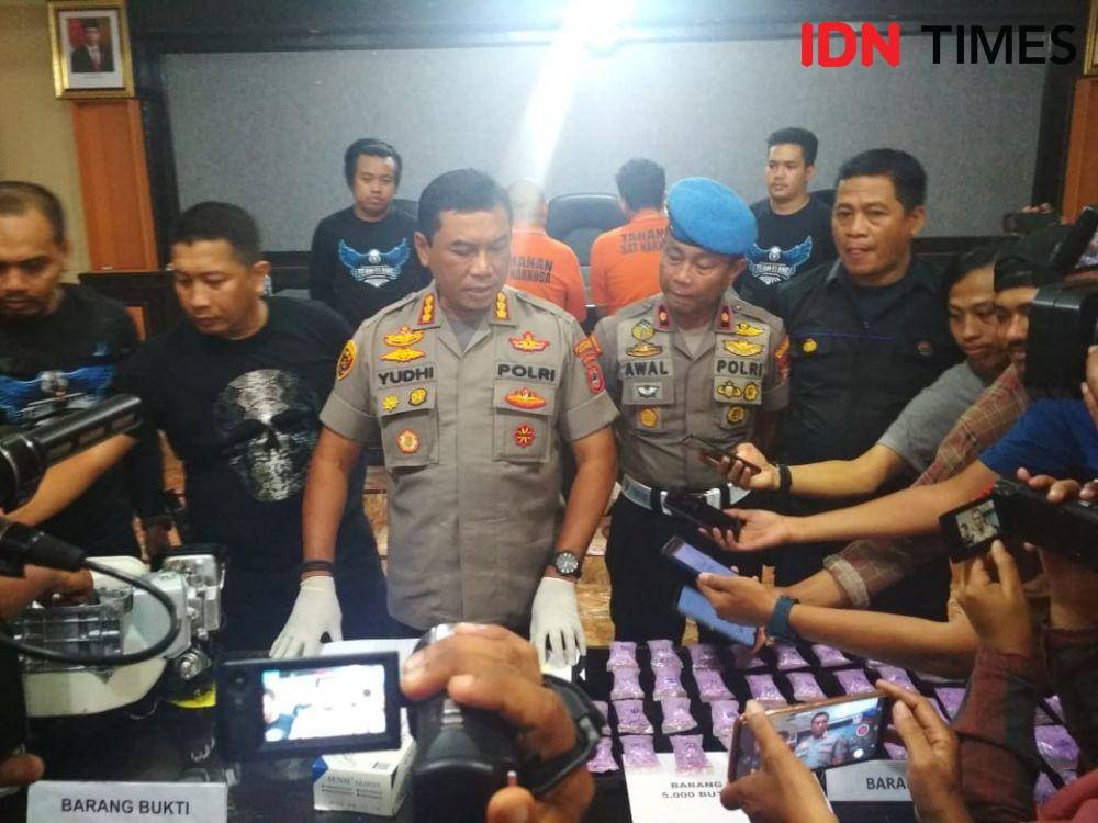 Ekspos hasil pengungkapan ribuan butir pil ekstasi di Mako Polretabes Makassar, Kamis (16/1). IDN Times / Sahrul Ramadan