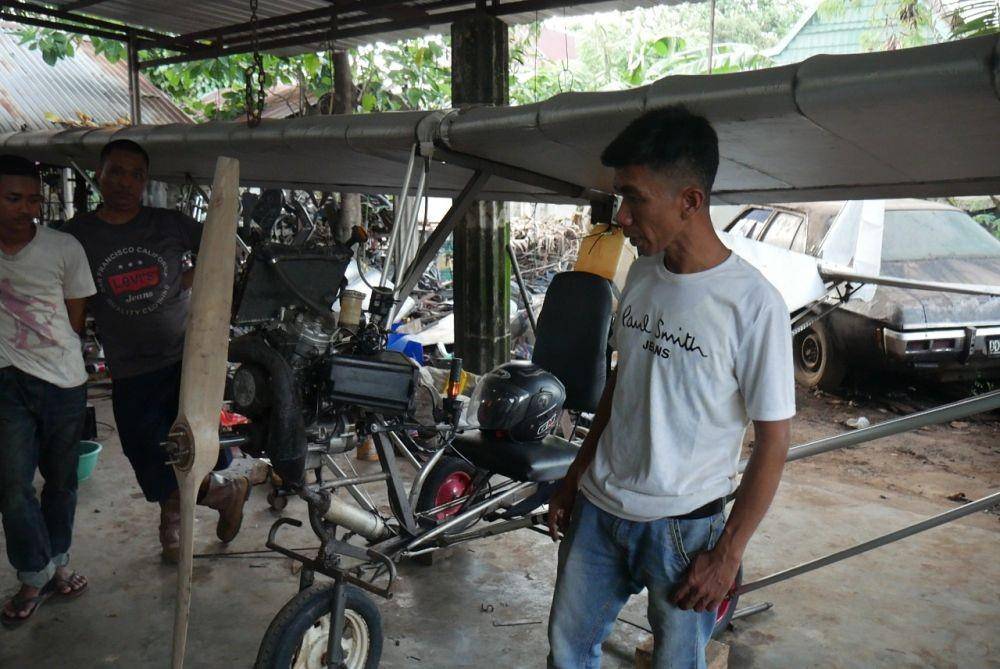 Haerul, warga Kabupaten Pinrang Sulawesi Selatan, bersama dengan pesawat buatannya. IDN Times/Istimewa