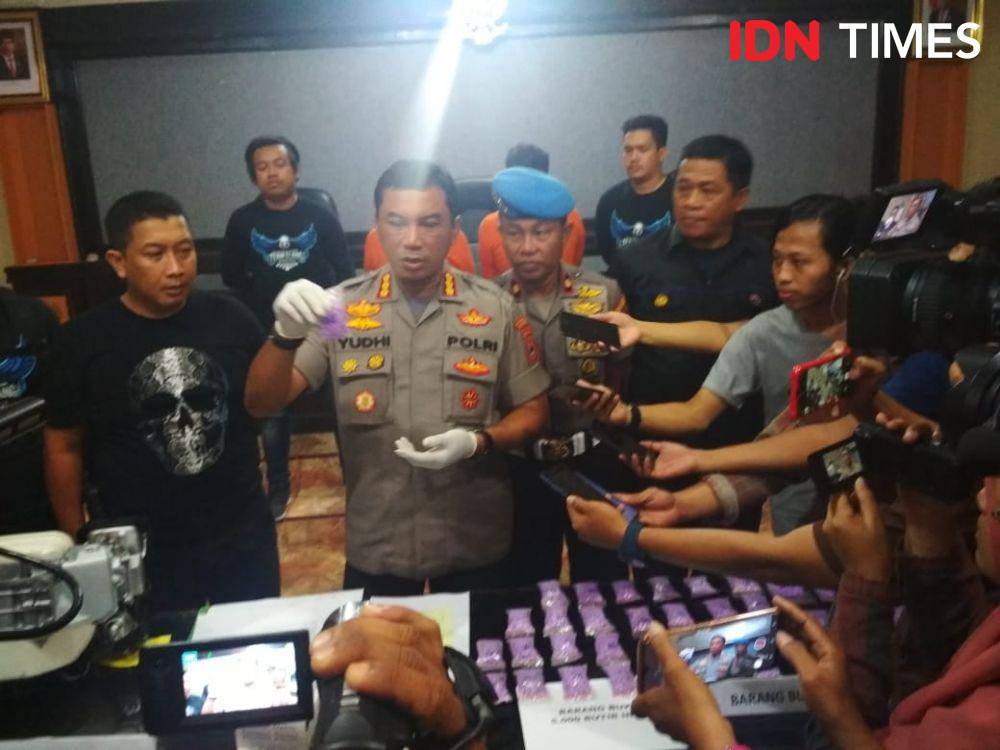Ekspos hasil pengungkapan ribuan butir pil ekstasi di Mako Polretabes Makassar, Kamis (16/1). IDN Times / Sahrul Ramadan