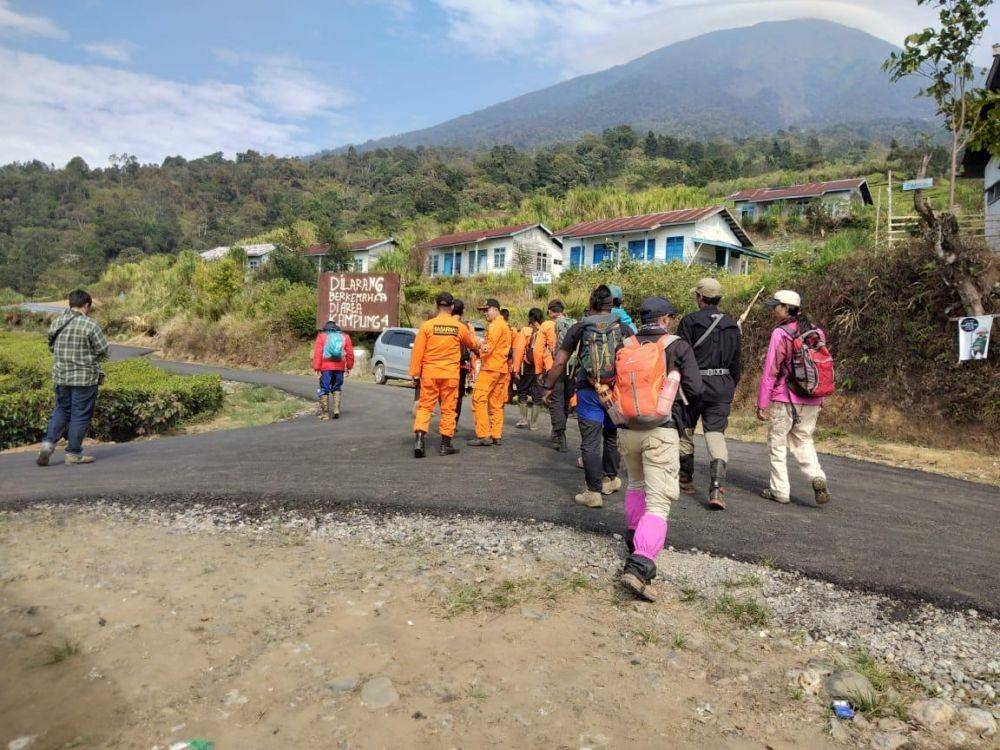 Proses pencarian Tim SAR gabungan mencari dua pendaki yang hilang di gunung Dempo (IDN Times/Basarnas)