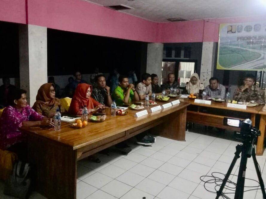 Rapat sosialisasi kepada warga yang terdampak pembangunan jalan tol Probowangi. IDN Times/Istimewa