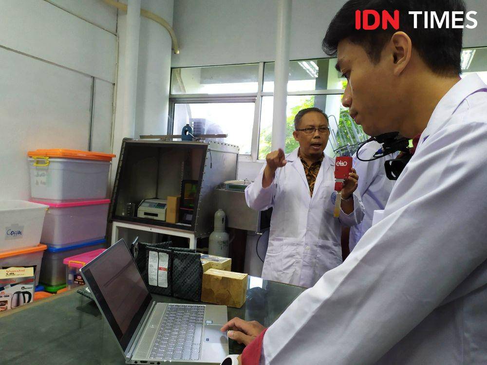 Kuwat Triyana dan tim kembangkan Elto. IDN Times/Siti Umaiyah