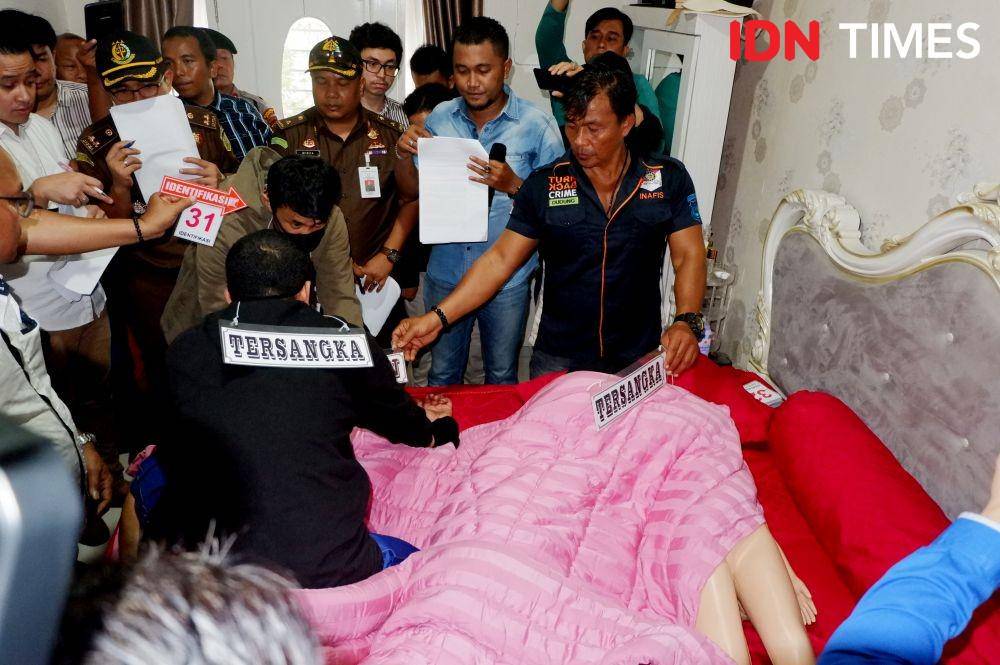 Jefri Pratama dan Reza Fahlevi saat memerankan reka adegan eksekusi Hakim Pengadilan Negeri Medan Jamaluddin (IDN Times/Prayugo Utomo)