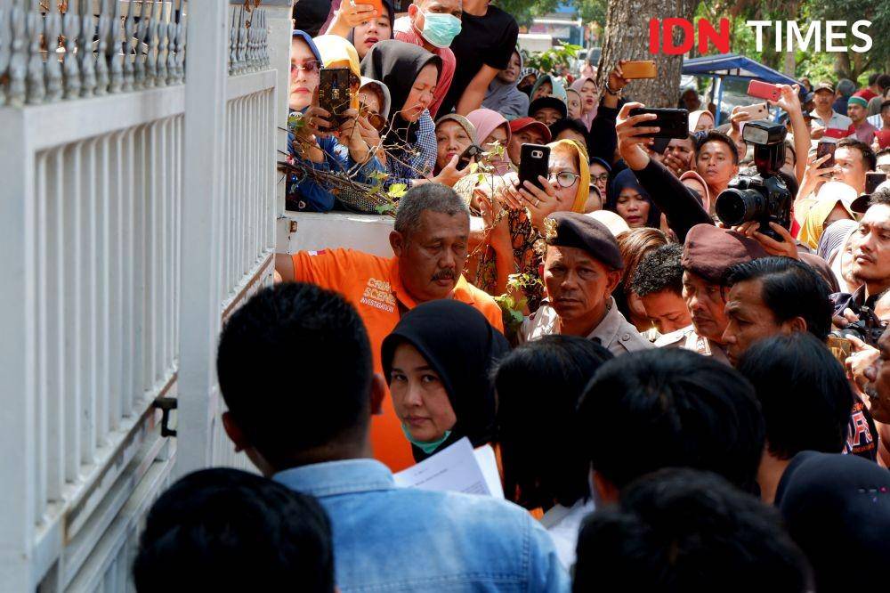 Zuraida Hanum saat masuk ke dalam rumahnya untuk memerankan reka adegan pembunuhan Hakim pengadilan Negeri Medan Jamaluddin (IDN Times/Prayugo Utomo)