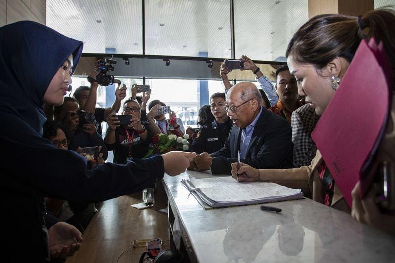 Kuasa hukum PDI Perjuangan datangi kantor dewas KPK. (ANTARA FOTO/Dhemas Reviyanto)