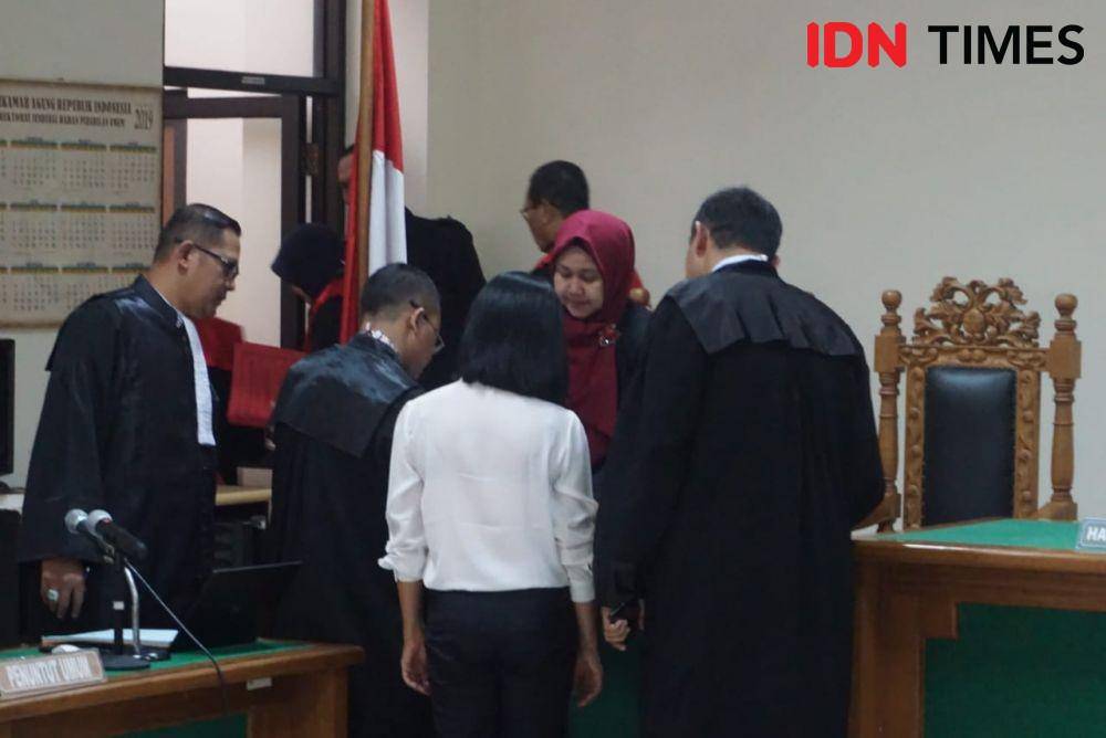 Terdakwa kasus suap proyek SAH, Gabriella Yuan Ana (putih) saat mengikuti sidang vonis di Pengadilan Tindak Pidana Korupsi (Tipikor) dan Hubungan Industri Kota Yogyakarta, Kamis (16/1). IDN Times/Tunggul Damarjati