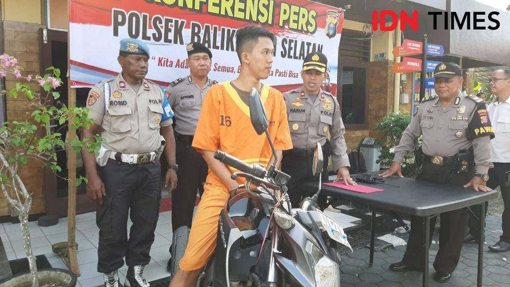 Tersangka Arif menaiki sepeda motor curiannya. (IDN Times/Surya Aditya)