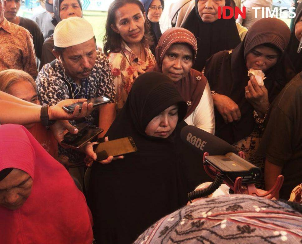 Mantan istri Hakim Jamaluddin juga ikut menyaksikan rekonstruksi pembunuhan berencana yang dilakukan oleh Zuraida Cs (IDN Times/Prayugo Utomo)