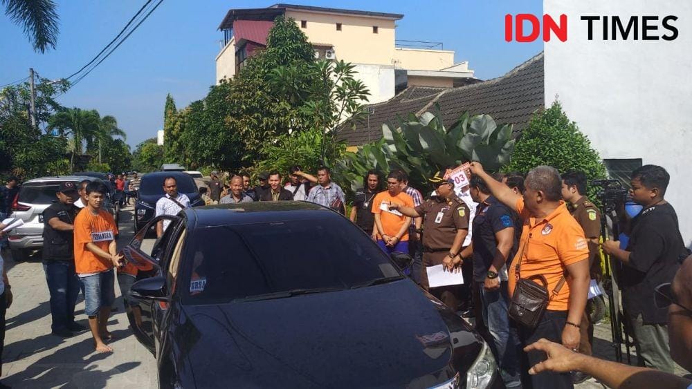 Reka adegan saat kedua eksekutor Jefri dan Reza di jemput otak pelaku Zuraida Hanum dari rumah kerabat Jefri di Graha Johor (IDN Times/Fadli Syahputra)