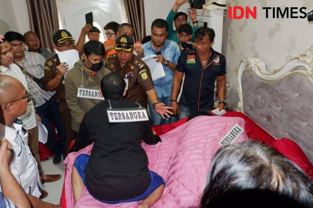 Tersangka Jefri dan Reza memperagakan cara  menghabisi nyawa Jamaluddin di kamar rumahnya saat rekonstruksi di rumahnya Jalan Aswat, Kelurahan Gedung Johor, Medan Johor berlangsung (IDN Times/Fadli Syahputra)