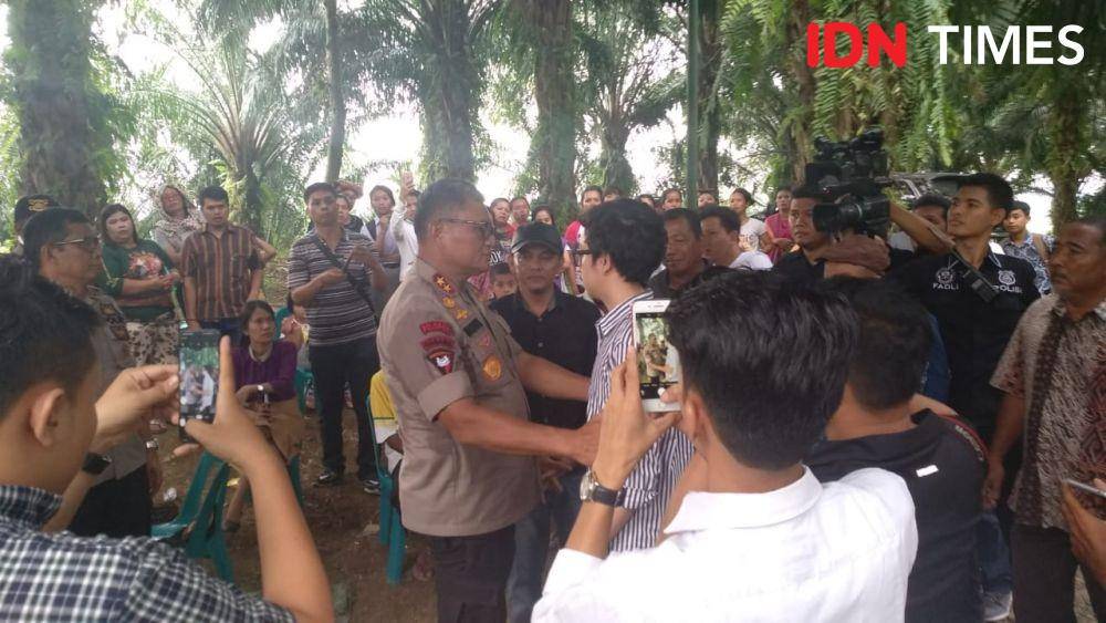 Kapolda Sumut Irjen Pol Martuani Sormin (kiri) bertemu dengan anak almarhum Jamaluddin saat reka adegan di TKP korban dibuang selesai dilakukan (IDN Times/Fadli Syahputra)