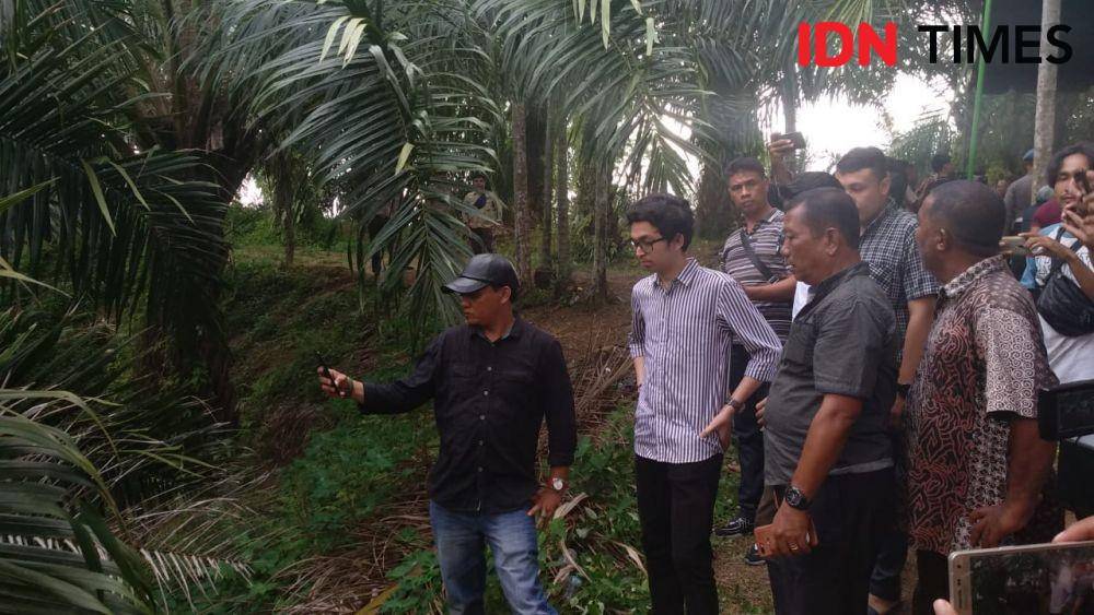 Anak kedua Jamaluddin, Rajif (kemeja rilis) saat melihat lokasi ayahnya ditemukan tewas (IDN Times/Fadli Syahputra)