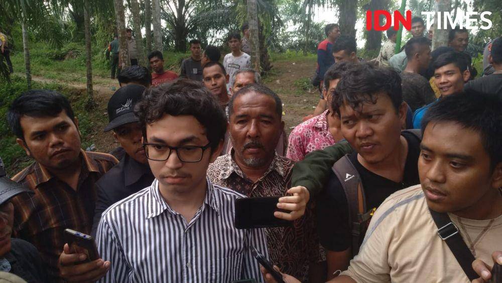Putra kedua mendiang Hakim Jamaluddin saat menyaksikan rekonstruksi pembunuhan ayahnya (IDN Times/Fadli Syahputra)