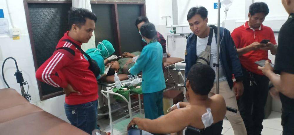 Dua korban penikaman di Prapatan menjalani perawatan medis di rumah sakit. (Sumber: Polsek Balikpapan Selatan)