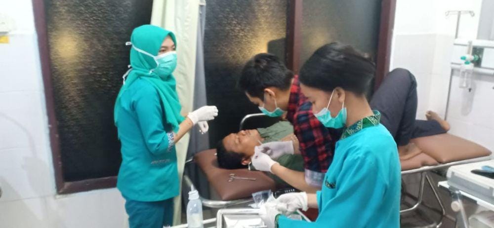Tim medis melakukan perawatan kepada korban penikaman di Prapatan. (Sumber: Polsek Balikpapan Selatan)