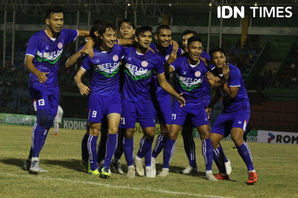 Pemain Felda United merayakan gol ke gawang PSMS (IDN Times/Doni Hermawan)