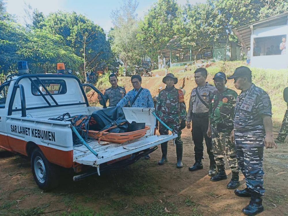 Tim SAR gabungan mengangkut jenazah Supriyadi (30), pemancing asal Desa Banjarharjo, Kecamatan Ayah, Kabupaten Kebumen yang dilaporkan hilang terbawa arus laut, Jumat (17/1). Humas Polres Kebumen