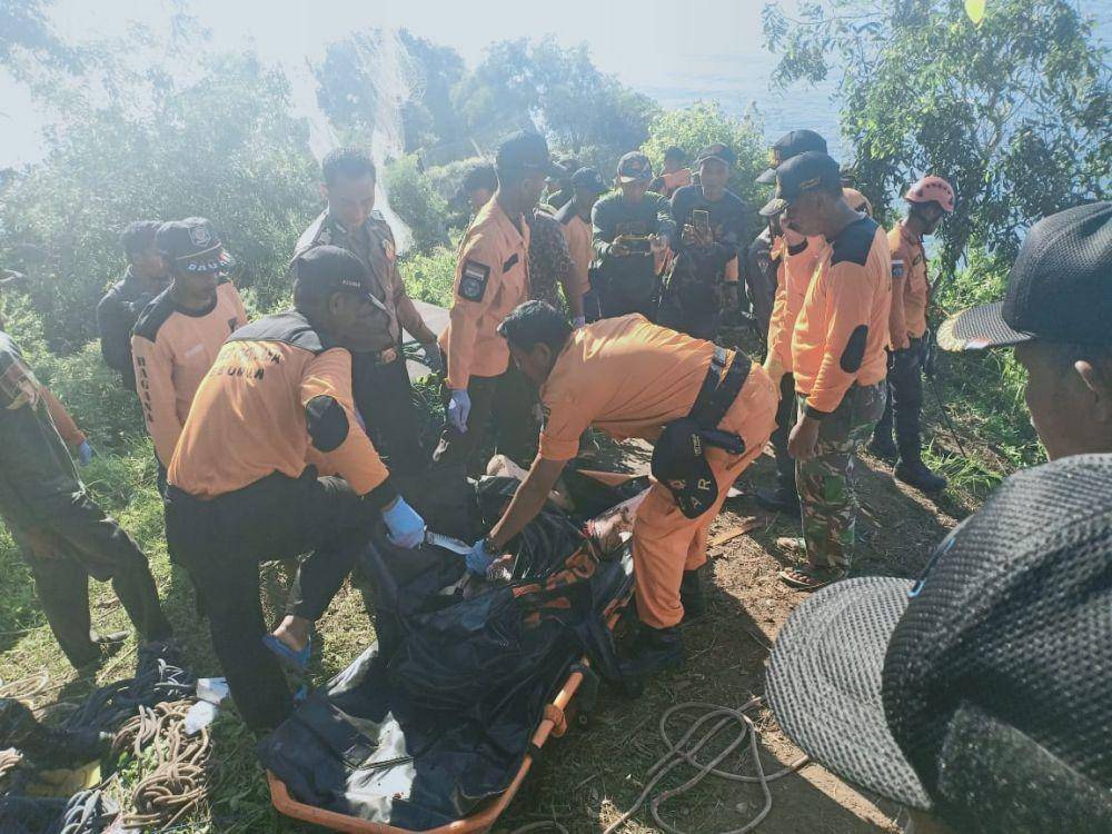 Tim SAR gabungan mengevakuasi jenazah Supriyadi (30), pemancing asal Desa Banjarharjo, Kecamatan Ayah, Kabupaten Kebumen yang dilaporkan hilang terbawa arus laut, Jumat (17/1). Humas Polres Kebumen