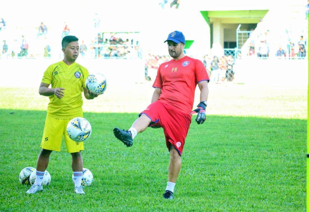 Pelatih kiper Arema FC, Felipe Americo ingin tambah satu penjaga gawang lagi untuk perkuat tim. IDN Times/ Alfi Ramadana