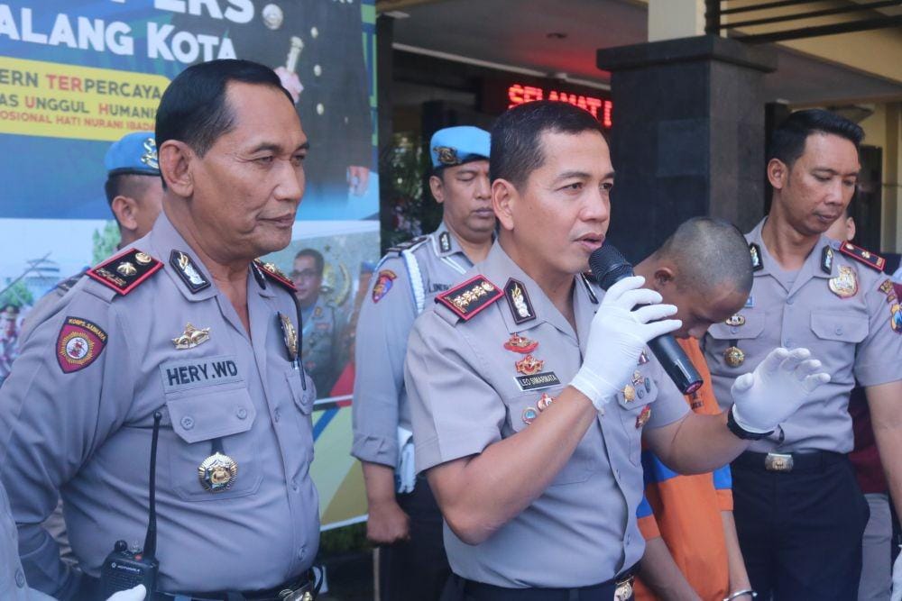 Kapolresta Malang Kota, Kombes Pol Leo Simarmata  rilis penggelapan uang. IDN Times/ Alfi Ramadana