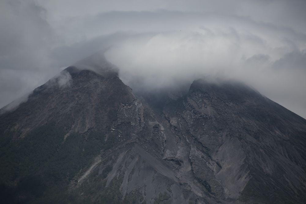 Kabut menutupi kawah Gunung Merapi terlihat dari Desa Srunen, Glagaharjo, Cangkringan, Sleman, DI Yogyakarta. ANTARA FOTO. Hendra Nurdiyansyah
