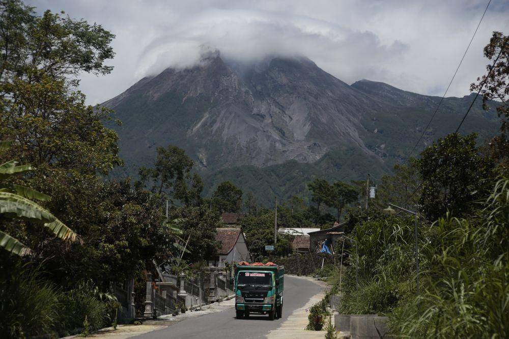 Kabut menutupi kawah Gunung Merapi terlihat dari Desa Srunen, Glagaharjo, Cangkringan, Sleman, DI Yogyakarta. ANTARA FOTO. Hendra Nurdiyansyah