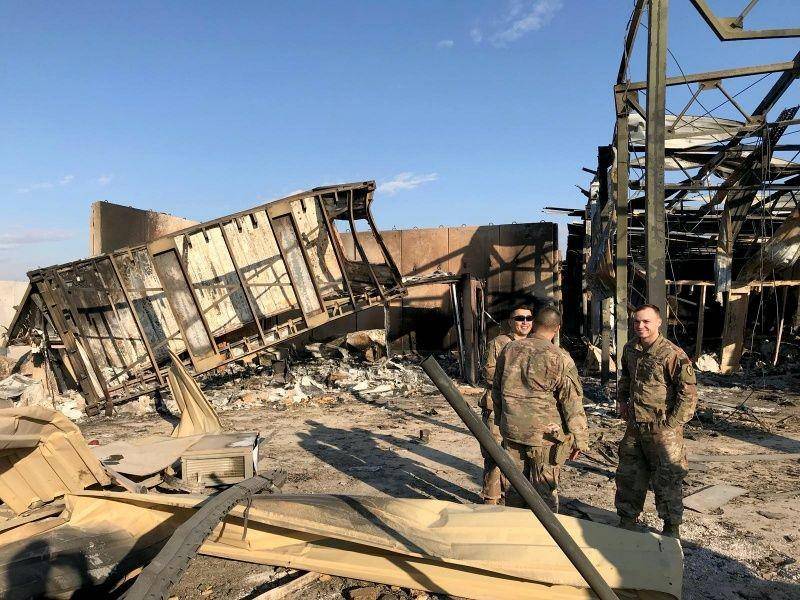 Tentara Amerika Serikat terlihat di lokasi dimana misil Iran mengenai pangkalan udara Ain al-Asad di provinsi Anbar, Irak, pada 13 Januari 2020. ANTARA FOTO/REUTERS/John Davison