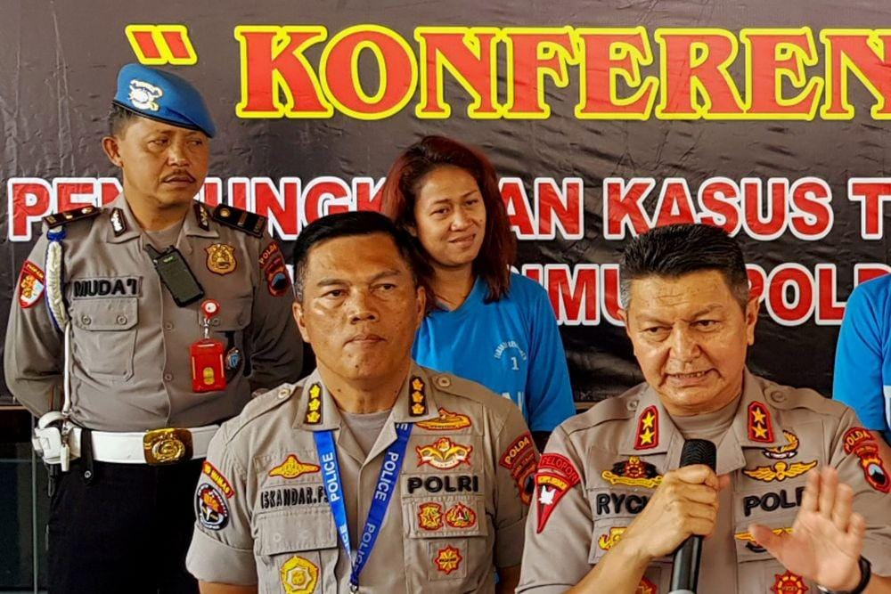 Fanni Aminadia, permaisuri Kerajaan Agung Sejagat (ketiga kiri) saat diamankan polisi. (ANTARA FOTO/Immanuel Citra Senjaya)