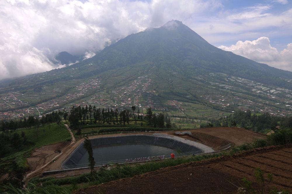 Foto suasana pemandangan Gunung Merapi dengan deretan permukiman warga lereng gunung tersebut terlihat dari kawasan Selo, Boyolali, Jawa Tengah. ANTARA FOTO/Aloysius Jarot Nugroho