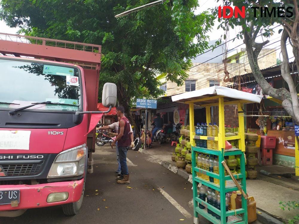 Distribusi gas elpiji 3 kg di Palembang (IDN Times/Feny Maulia Agustin)