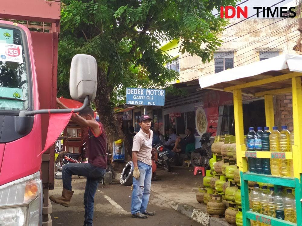 Distribusi gas elpiji 3 kg di Palembang (IDN Times/Feny Maulia Agustin)