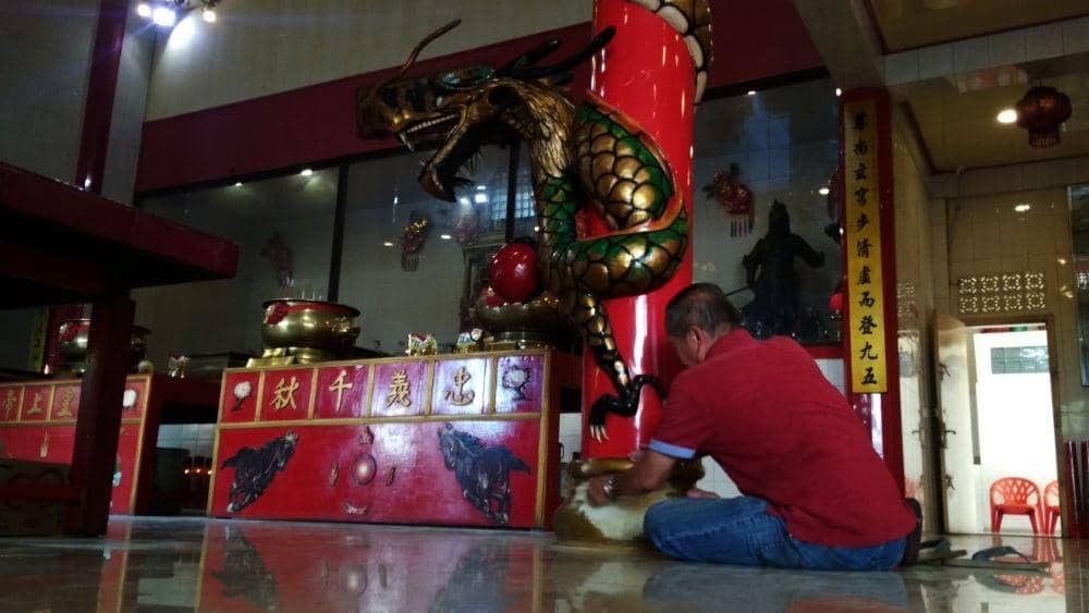 Pekerja sedang melakukan perawatan pada pilar Vihara Dharma Bhakti, Kota Banda Aceh (IDN Times/Saifullah)